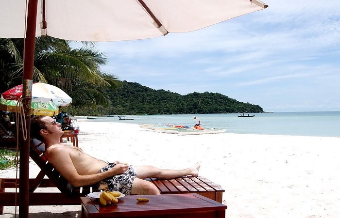 Vừa ngồi ngắm biển, vừa được nhâm nhi thư giãn một thức uống nhẹ nhàng Vừa ngồi ngắm biển, vừa được nhâm nhi thư giãn một thức uống nhẹ nhàng