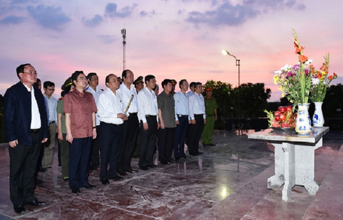 Thủ tướng dâng hương, dâng hoa tưởng niệm