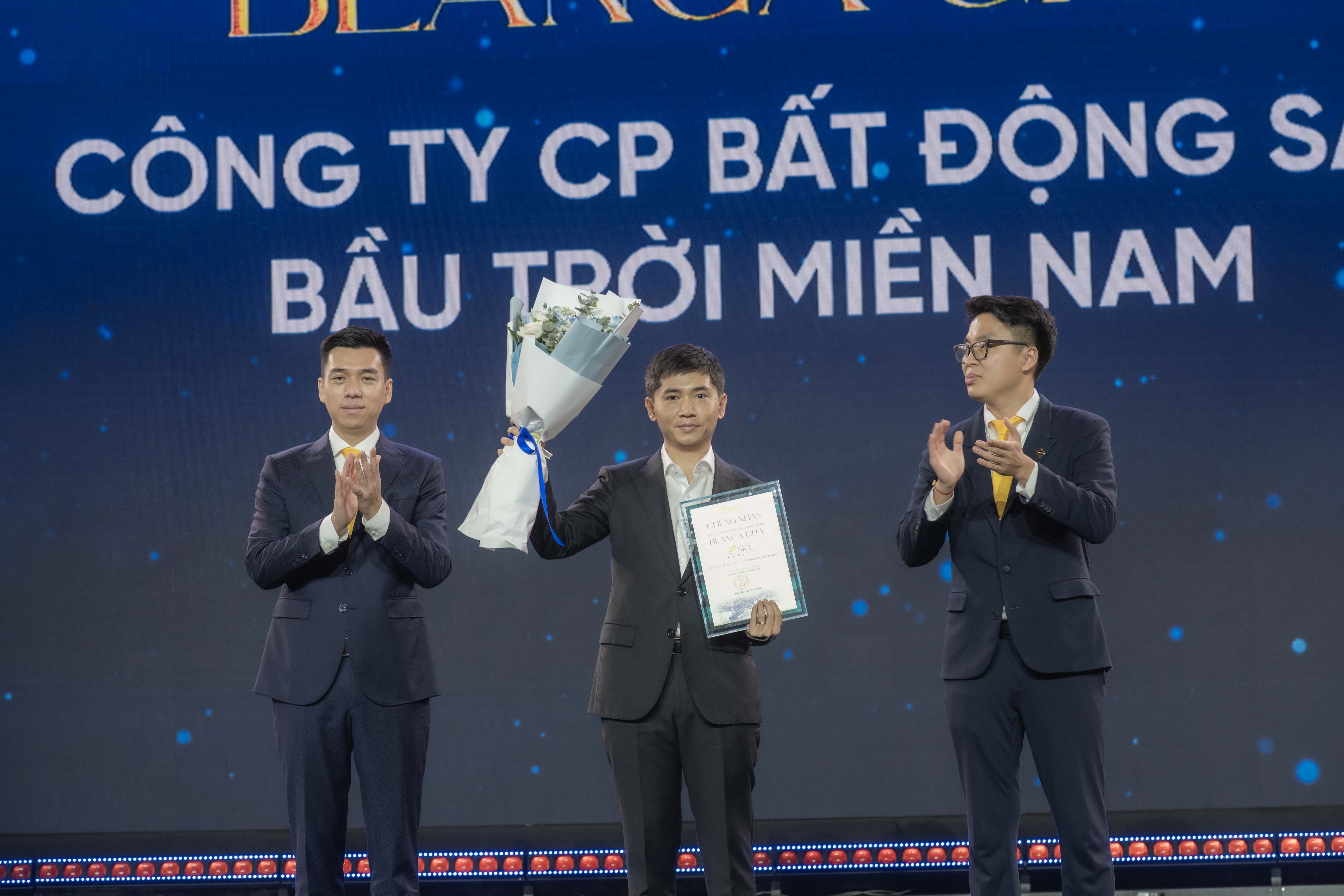 Ông Phạm Hồng Phúc - GĐ Sky Realty miền Nam lên nhận giấy chứng nhận đại lý phân phối chính thức dự án Blanca City.