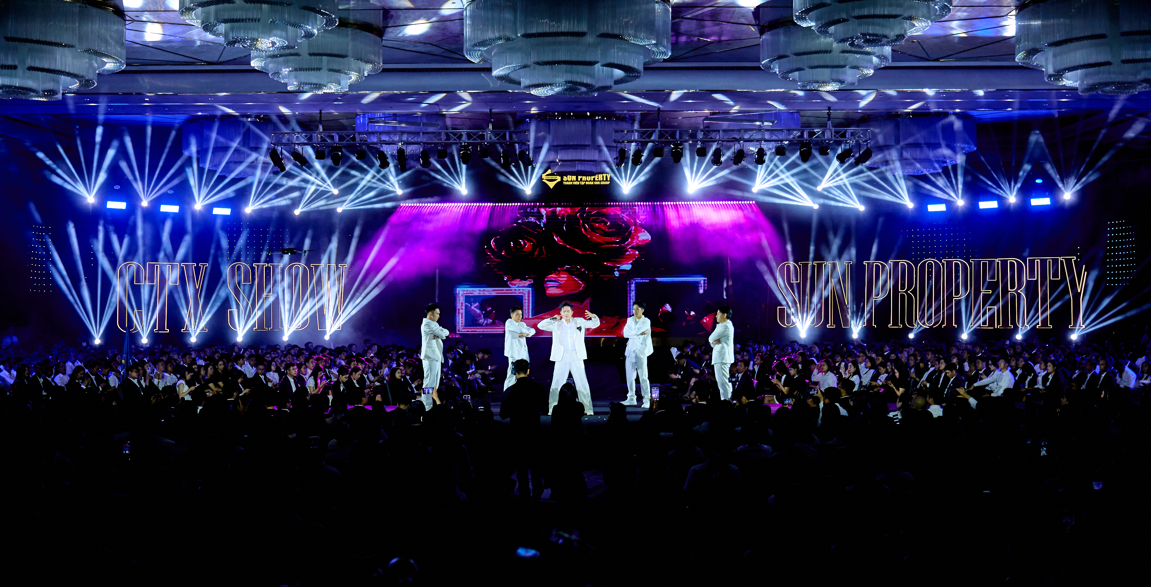 Ca sĩ Anh Tú trình diễn tại sự kiện