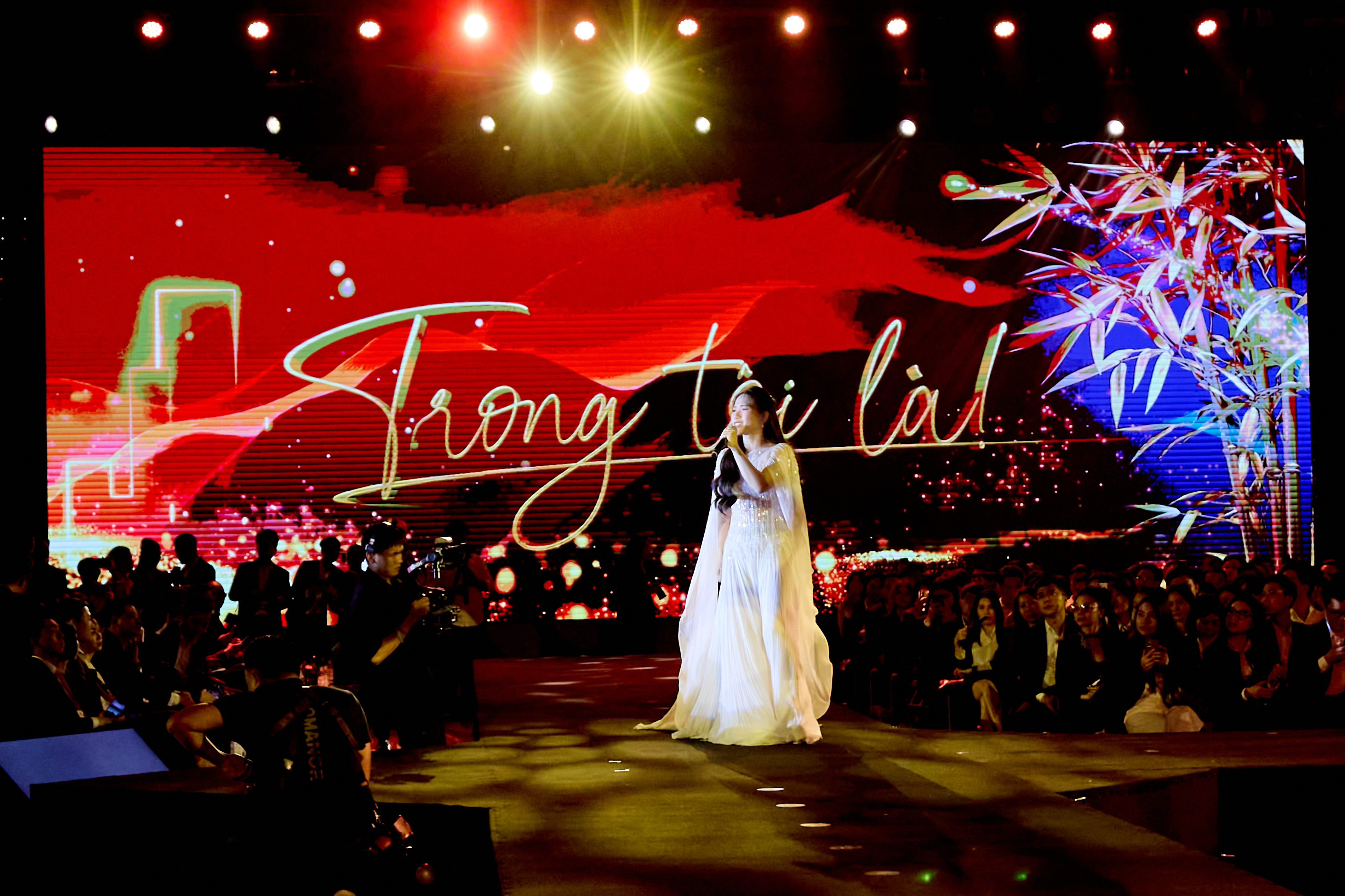 Ca sĩ Thùy Chi trình diễn tại sự kiện